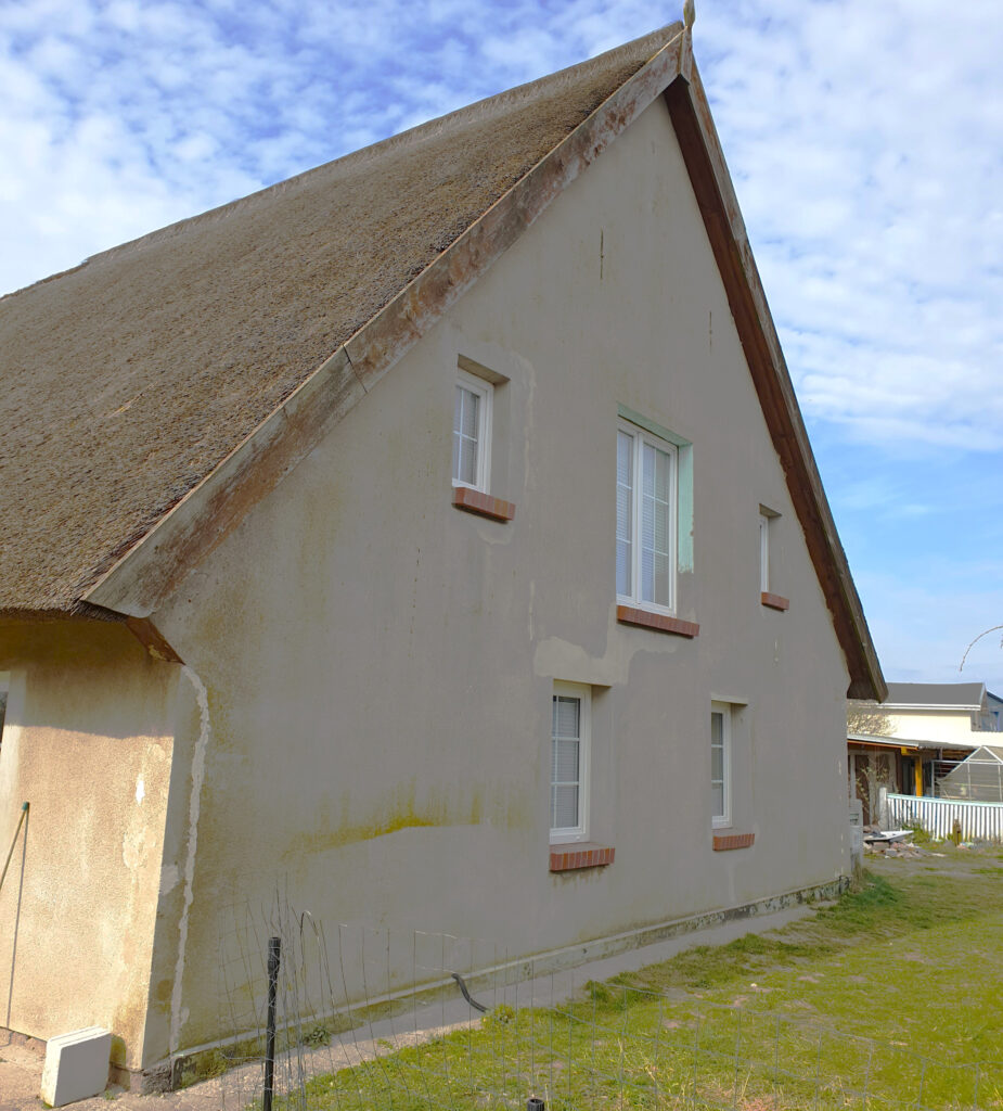 Giebelseite 2024 mit neuen Fenstern und Fensterbänken