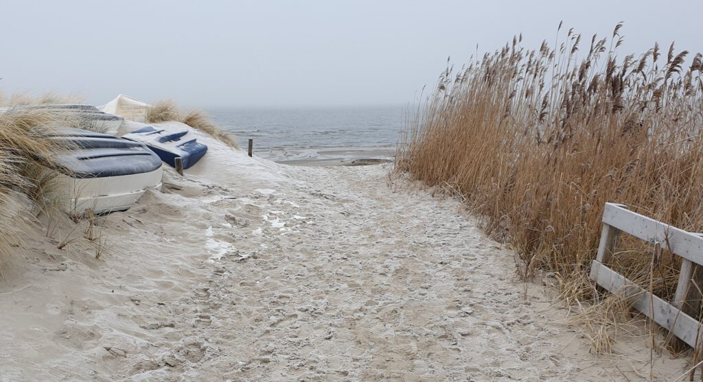 Weg zum Strand im Winter