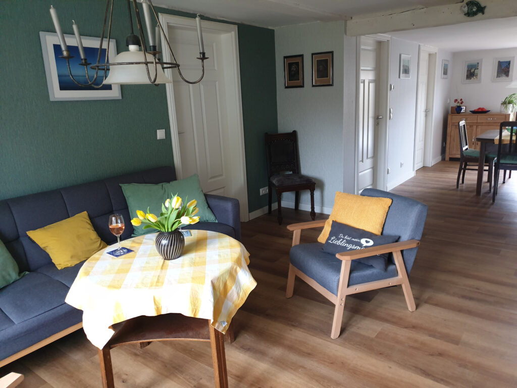 Wohnzimmer mit Durchgang zum Esszimmer