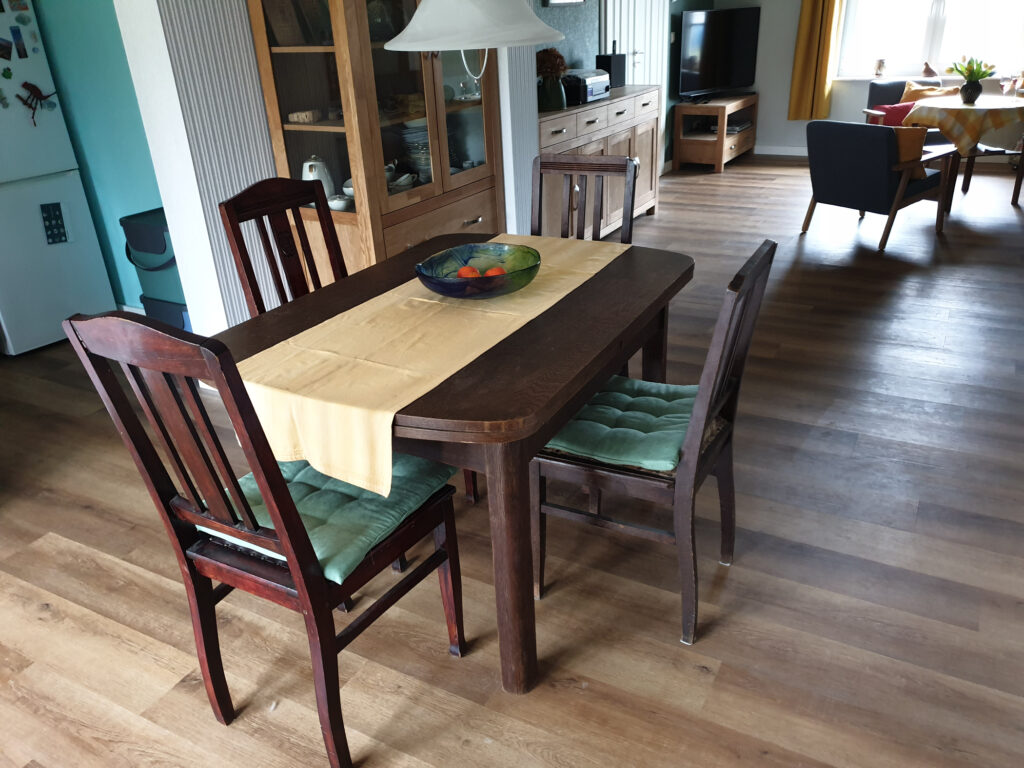 Esszimmer mit Durchgang zum Wohnzimmer