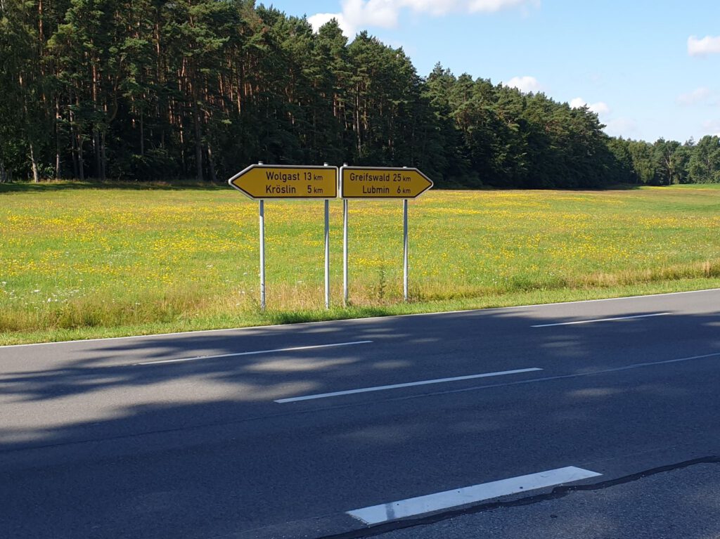Wegweiser an der Abfahrt nach Spandowerhagen