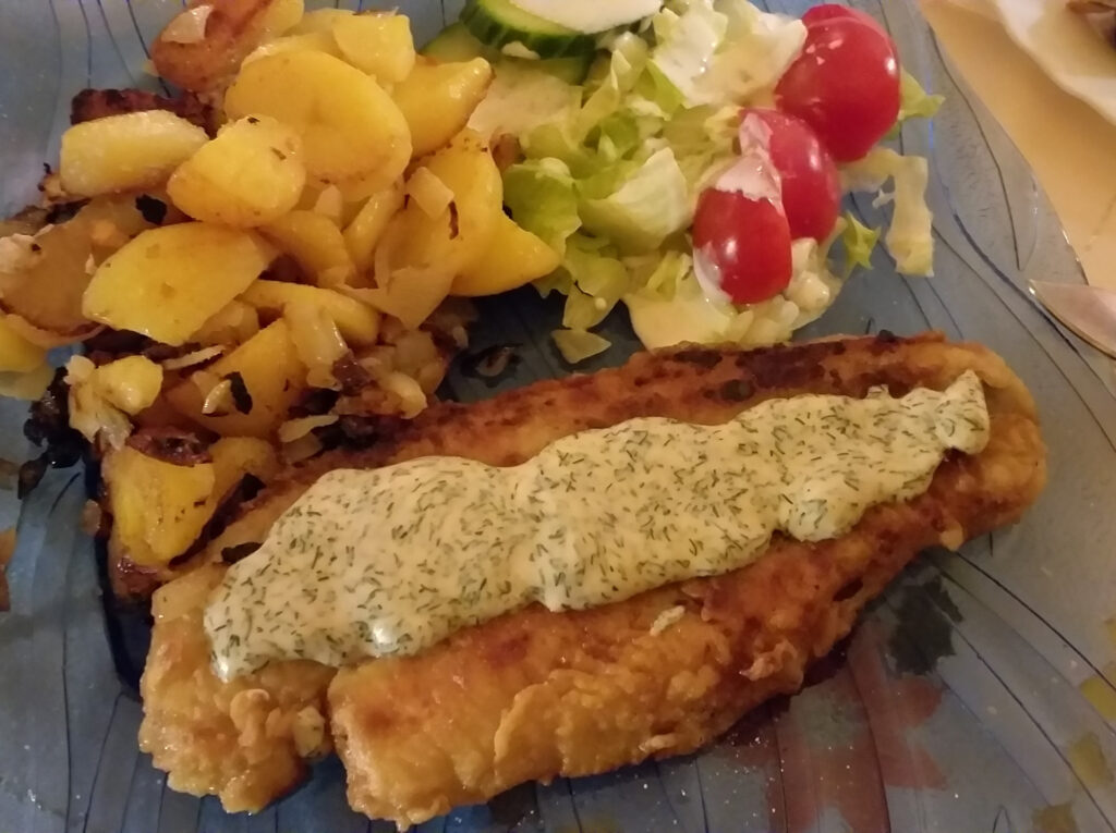 Bratfisch mit Bratkartoffeln im Hafen Wolgast