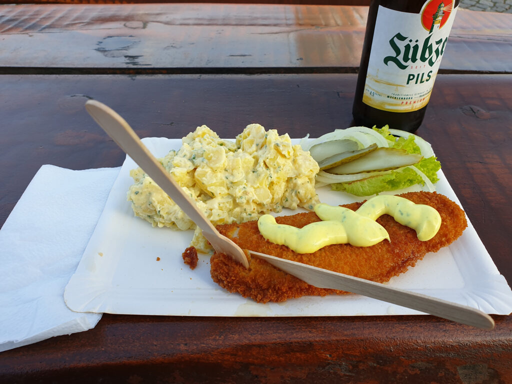 Bratfisch mit pommerschen Kartoffelsalat im Hafen Wolgast