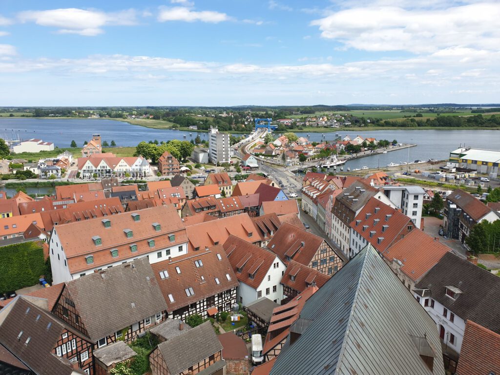 Blick vom Kirchturm zur Peenebrücke