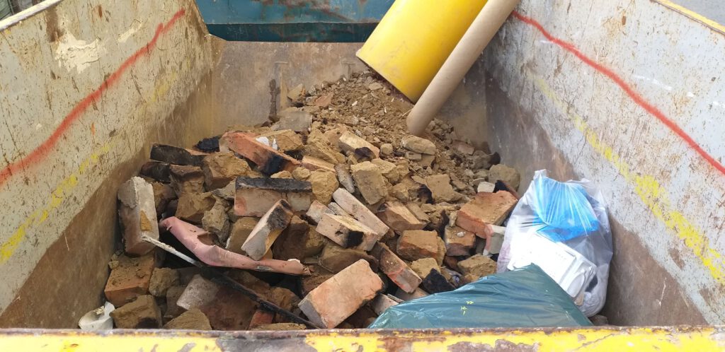 Der erste von einigen Containern