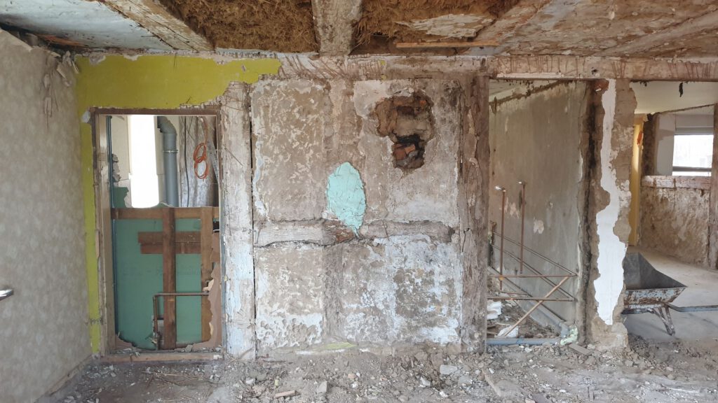 unerwartete Türen in der Wand